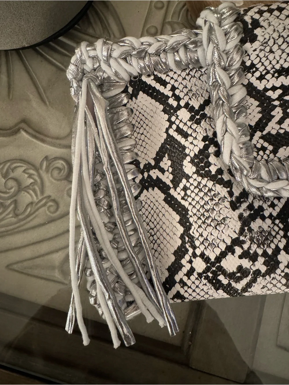 Bonita Bolso Snake-Print Fringe clutch bag in Black & white made by Yvonne